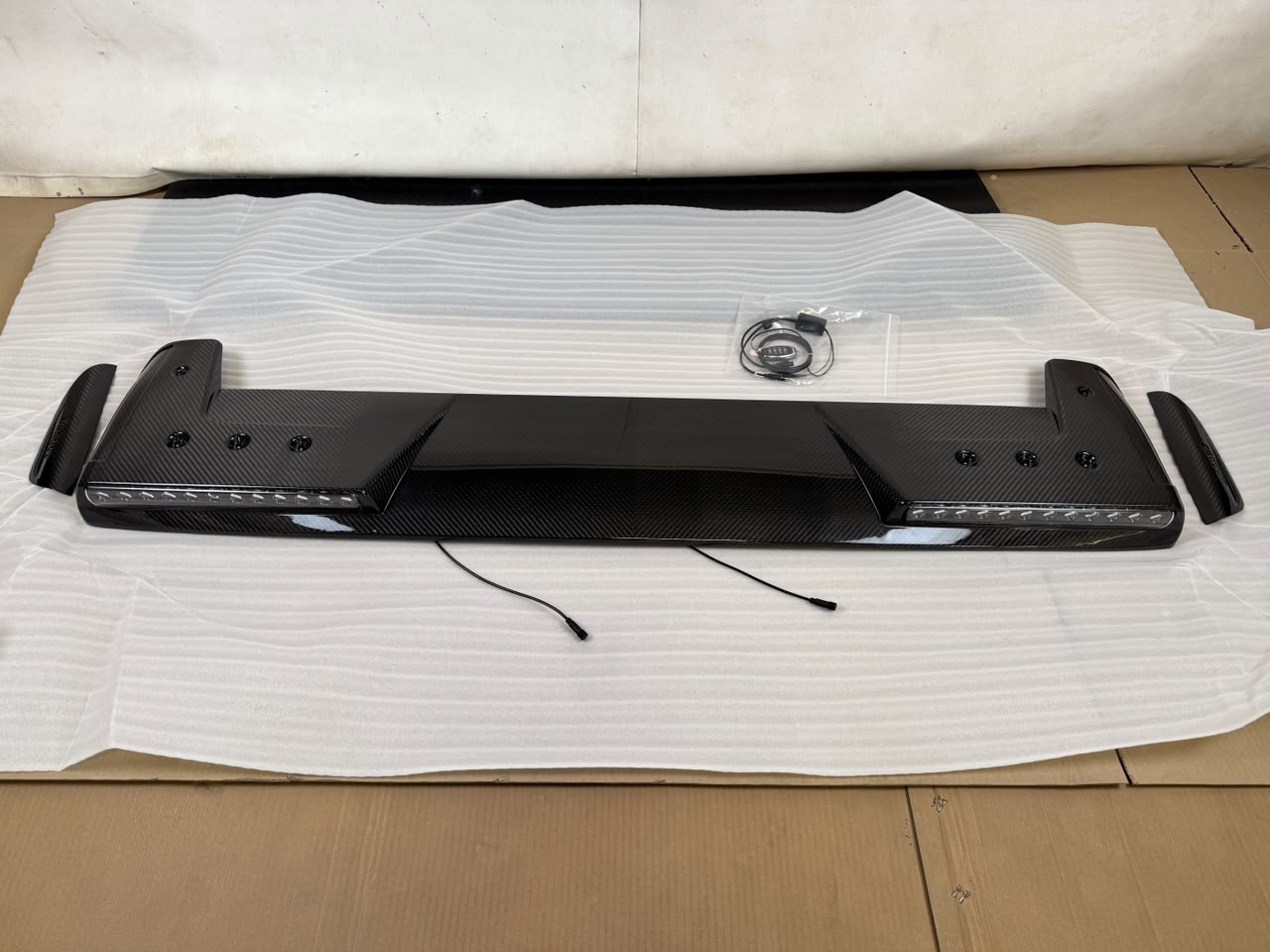 Spojler z LED przód Mercedes-Benz W465 2024-2025 G-klasa styl Brabus Karbon
